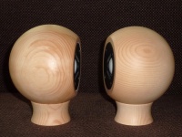 Kugelboxen aus Zirbenholz für Hochtöner_
