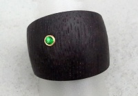 Ring aus Mooreiche mit Smaragd besetzt