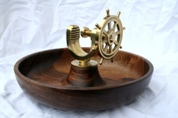 Nussknacker aus Nussholz, DM 32cm, Höhe 7cm, Wandstärke 10mm Nussknacker aus Nussholz, DM 32cm, Höhe 7cm, Wandstärke 10mm
