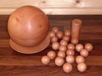 Hohlkugel, Kugeln, Teller und Dose aus Birnenholz gedämpft